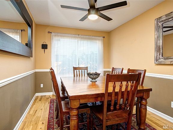Right off the formal dining room you'll find this wonderful, flexible space with ceiling fan.  Use it as a home office or as formal dining, whichever works best for your style!