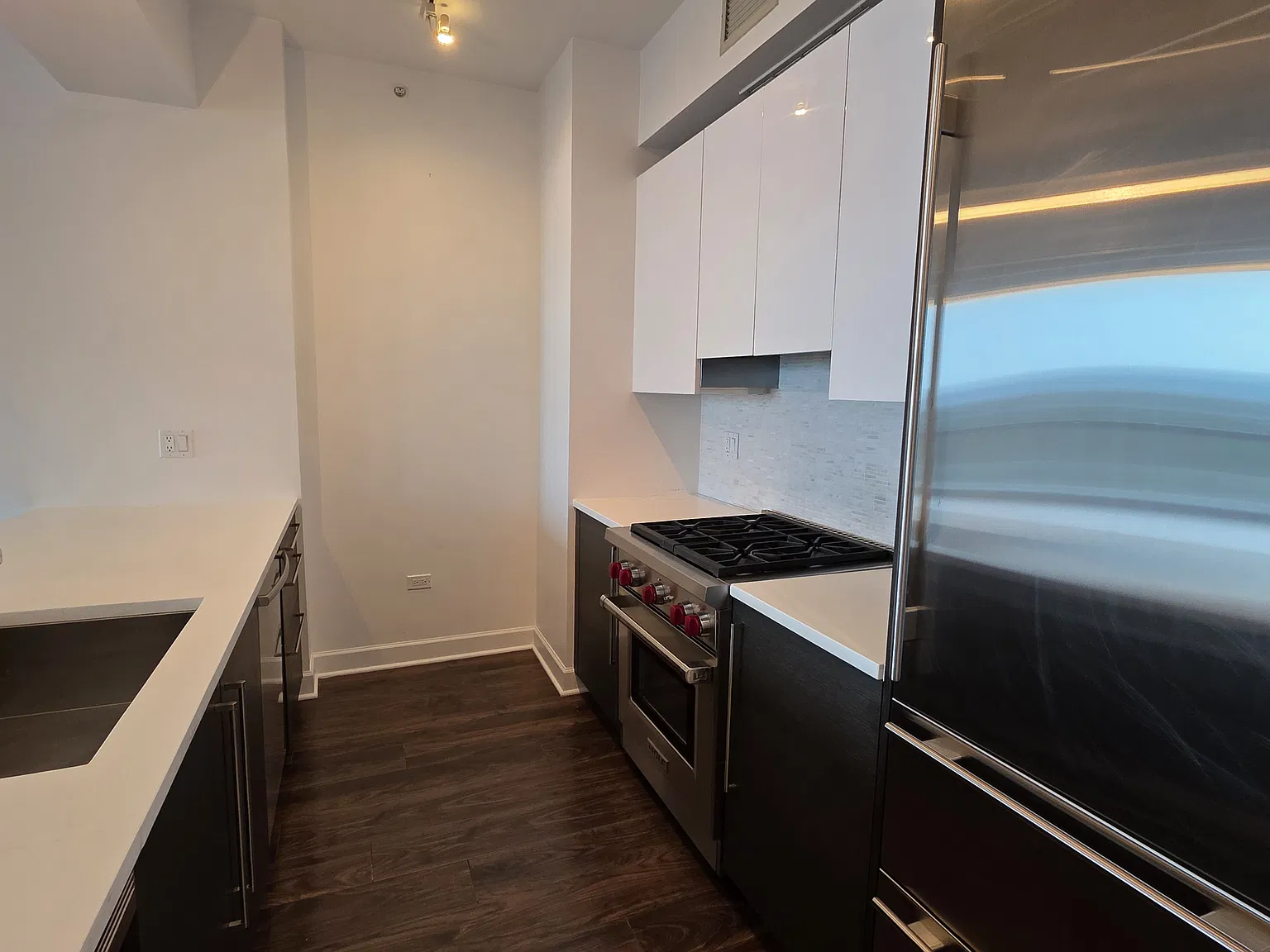 1201 S Prairie Ave — Photo 2