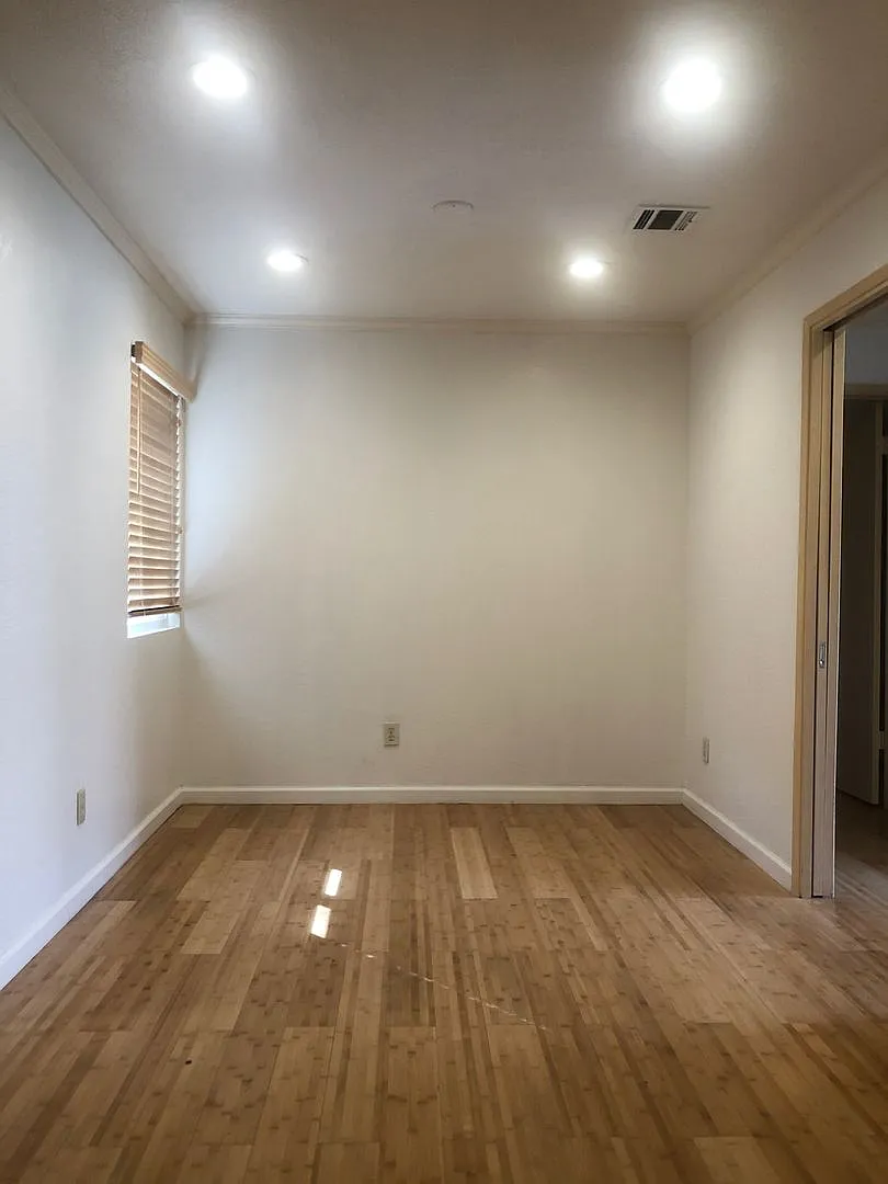 Back to School Two Weeks Free Rent! Darling condo in a great community with amenities — Photo 4