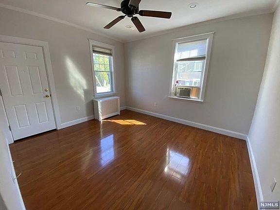 2nd image of 8-46 Oak St