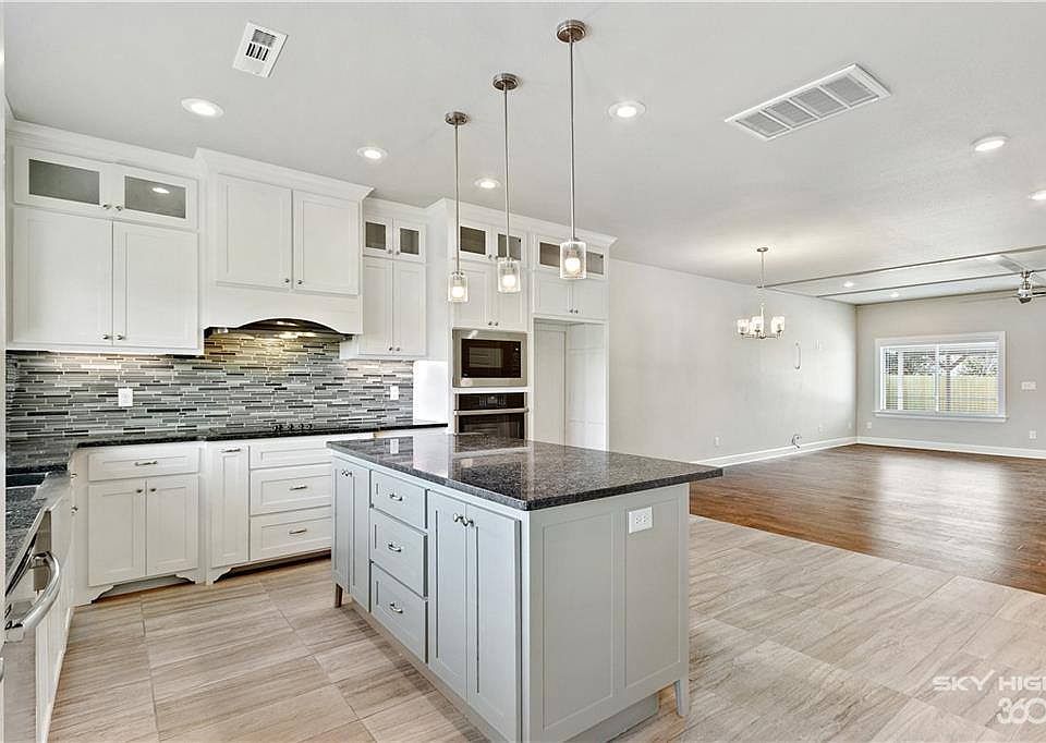 1st image of 406 NW Retreat Ln