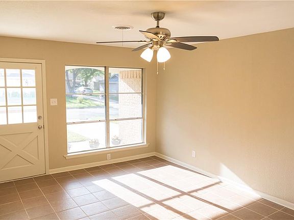 3rd image of 812 Loy Ln