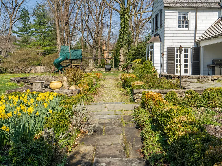 601 Harriton Rd — Photo 58