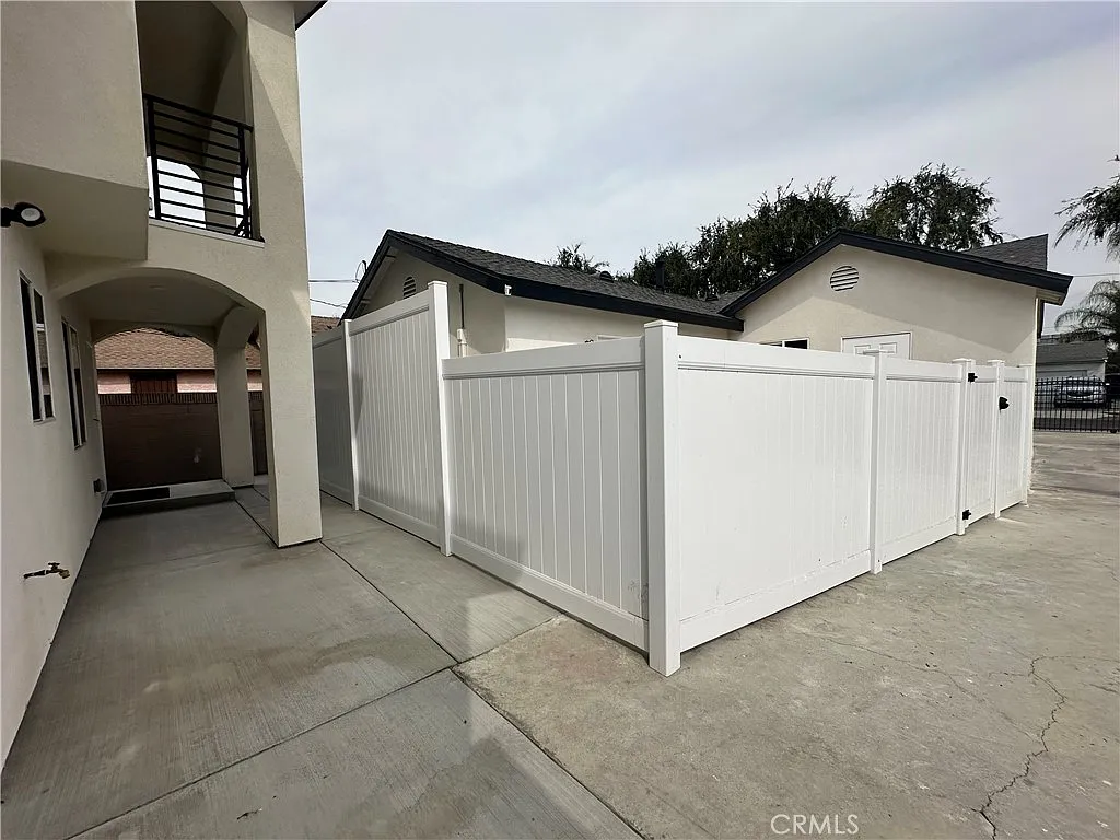 3 bed, 2.5 bath, 1200 sqft, $3,200 — Photo 3