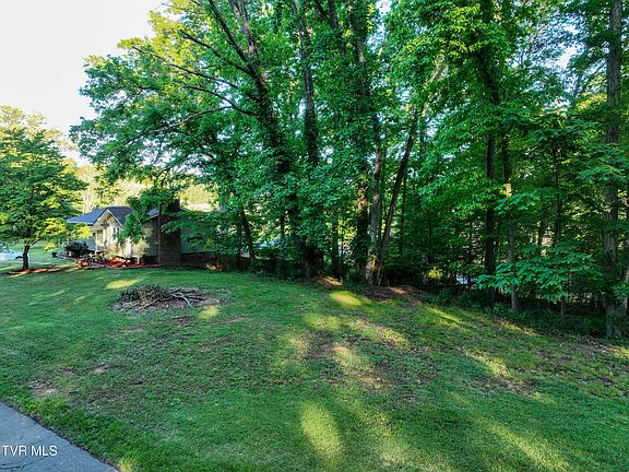 3rd image of Kings Mountain Dr