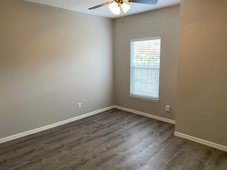2115 S Fern Creek Ave — Photo 9