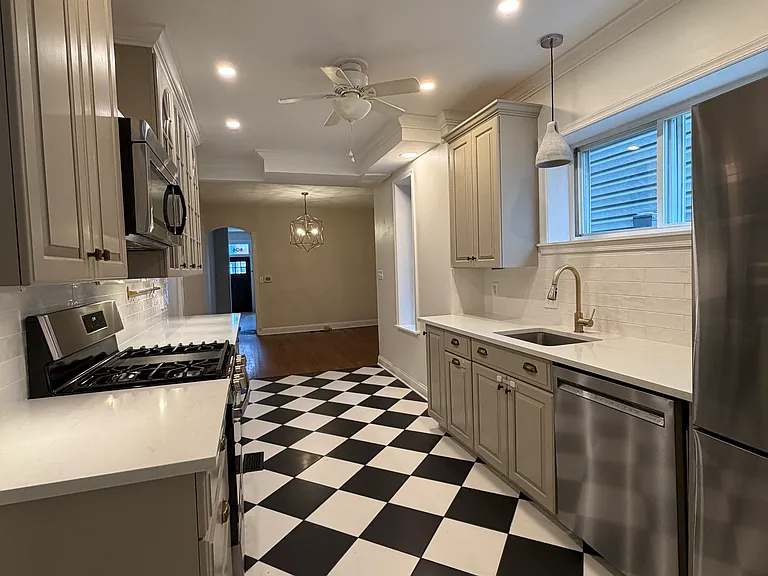 806 Wellington St — Photo 5