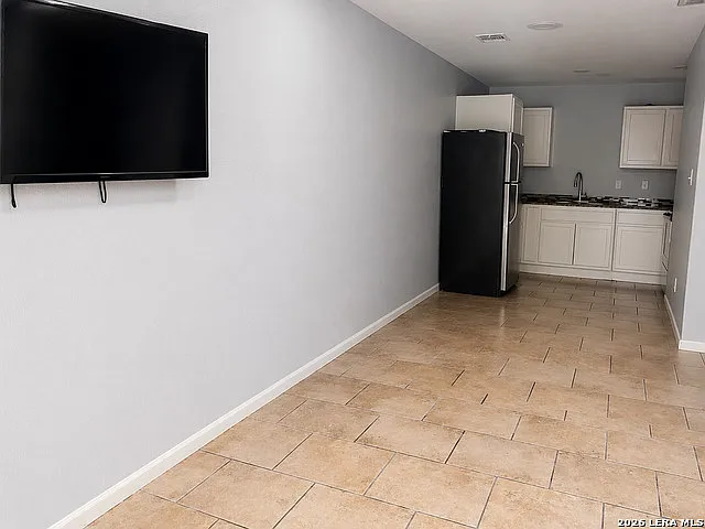 2 bed, 2.0 bath, 3200 sqft, $1,200 — Photo 2
