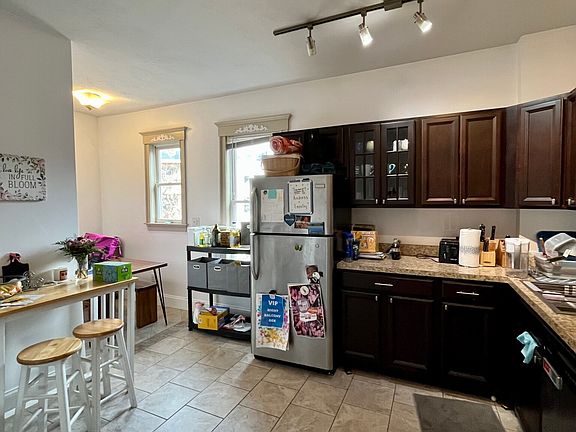 2nd image of 138 Sutherland Rd #2
