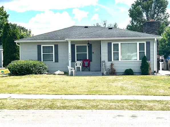 1236 Canterbury Dr, South Bend, IN 46628