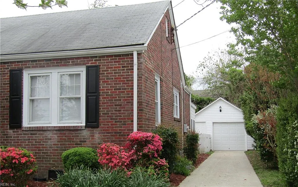 127 Eggleston AVE — Photo 2