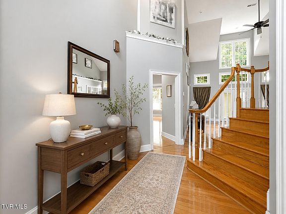 5th image of 8 Fox Run Ln
