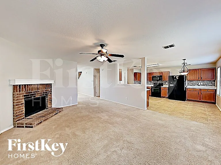 716 Wrigley Dr — Photo 2