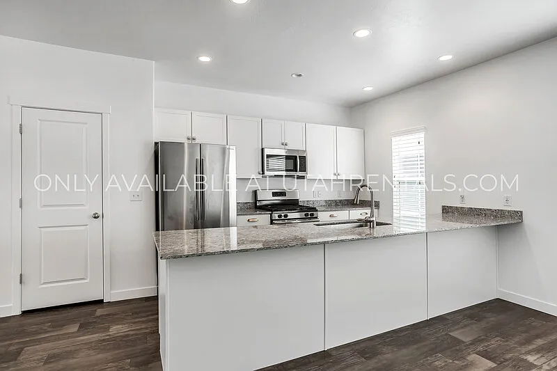 3 bed, 3.0 bath, 1824 sqft, $2,049 — Photo 4