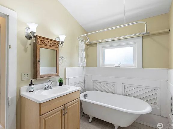 2nd image of 1526 Blaine St #B