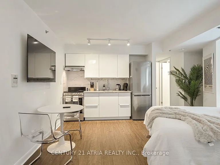 210 Victoria St #807 — Photo 1