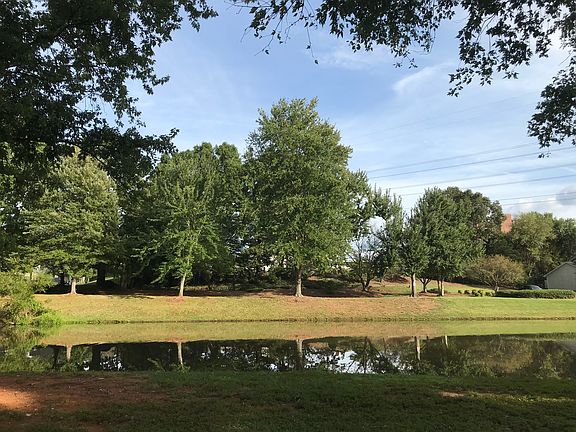 Beautiful pond in back!