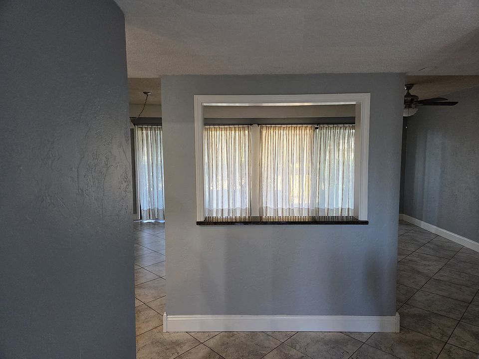 Wide entrance Hallway