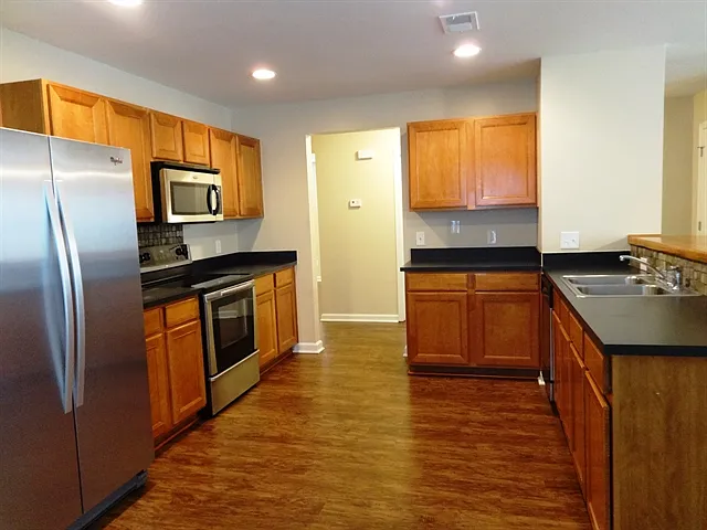 4 bed, 2.5 bath, 2582 sqft, $2,665 — Photo 2