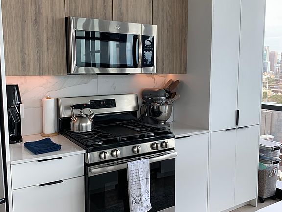 4th image of 736 N Milwaukee Ave #1307