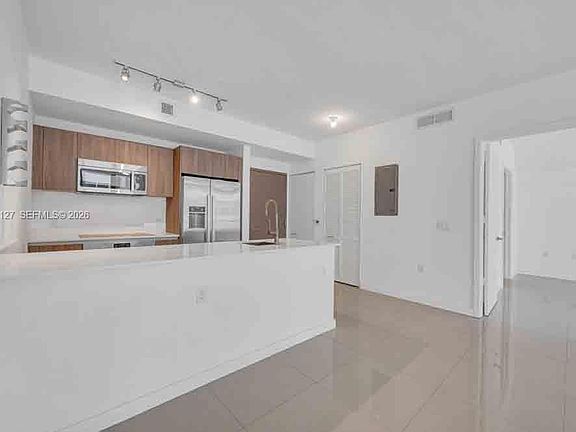 4th image of 201 SW 17th Rd Unit 302