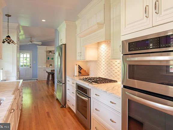 4th image of 7215 Burtonwood Dr