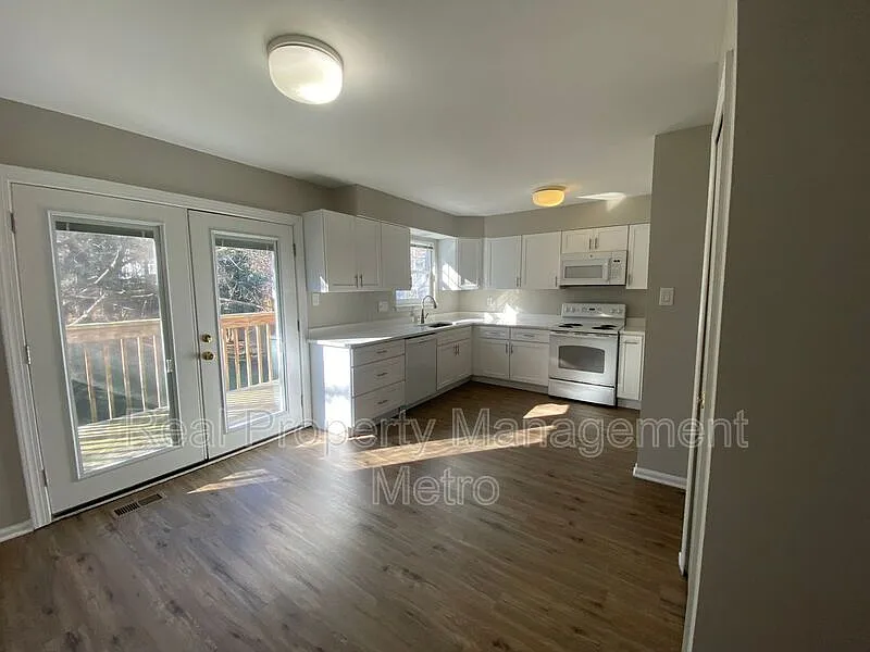 3 bed, 4.0 bath, 2160 sqft, $2,850 — Photo 4