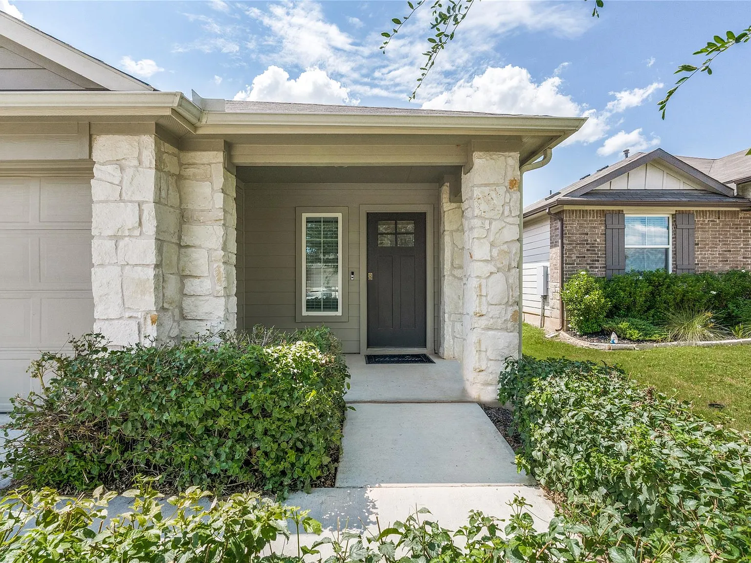 3 bed, 2.0 bath, 1521 sqft, $1,900 — Photo 3