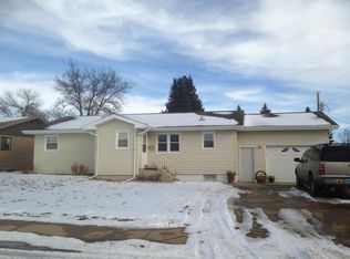 822 9th Ave W, Dickinson, ND 58601