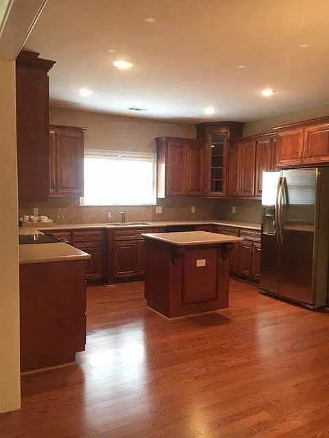 3 bed, 2200 sqft, $2,200 — Photo 3