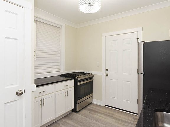 3rd image of 1417 W Hutchinson St APT 2