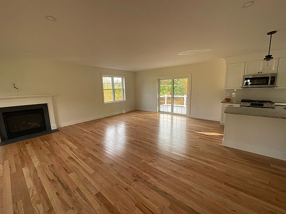 5th image of 10 Boxberry Ln