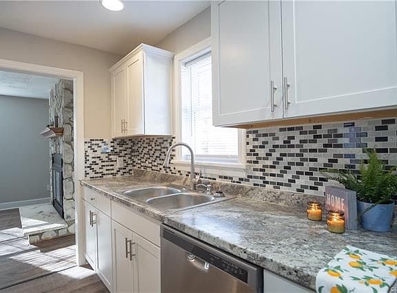 2nd image of 2117 Mimosa St