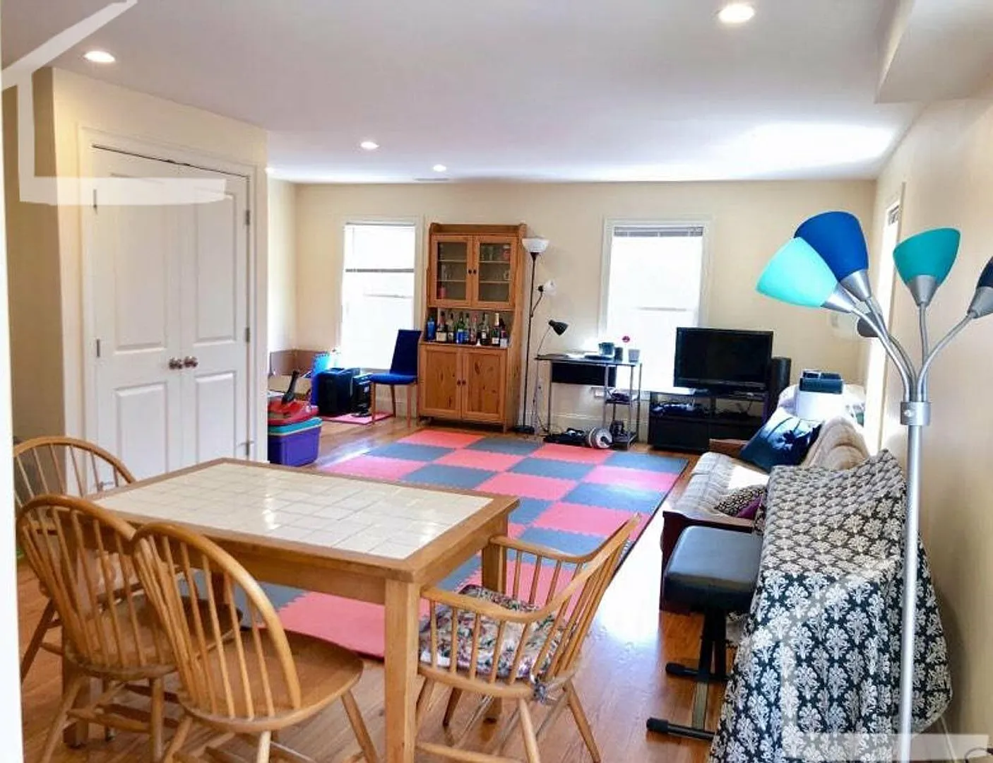 Charming 4 Bedroom-No broker Fee — Photo 3