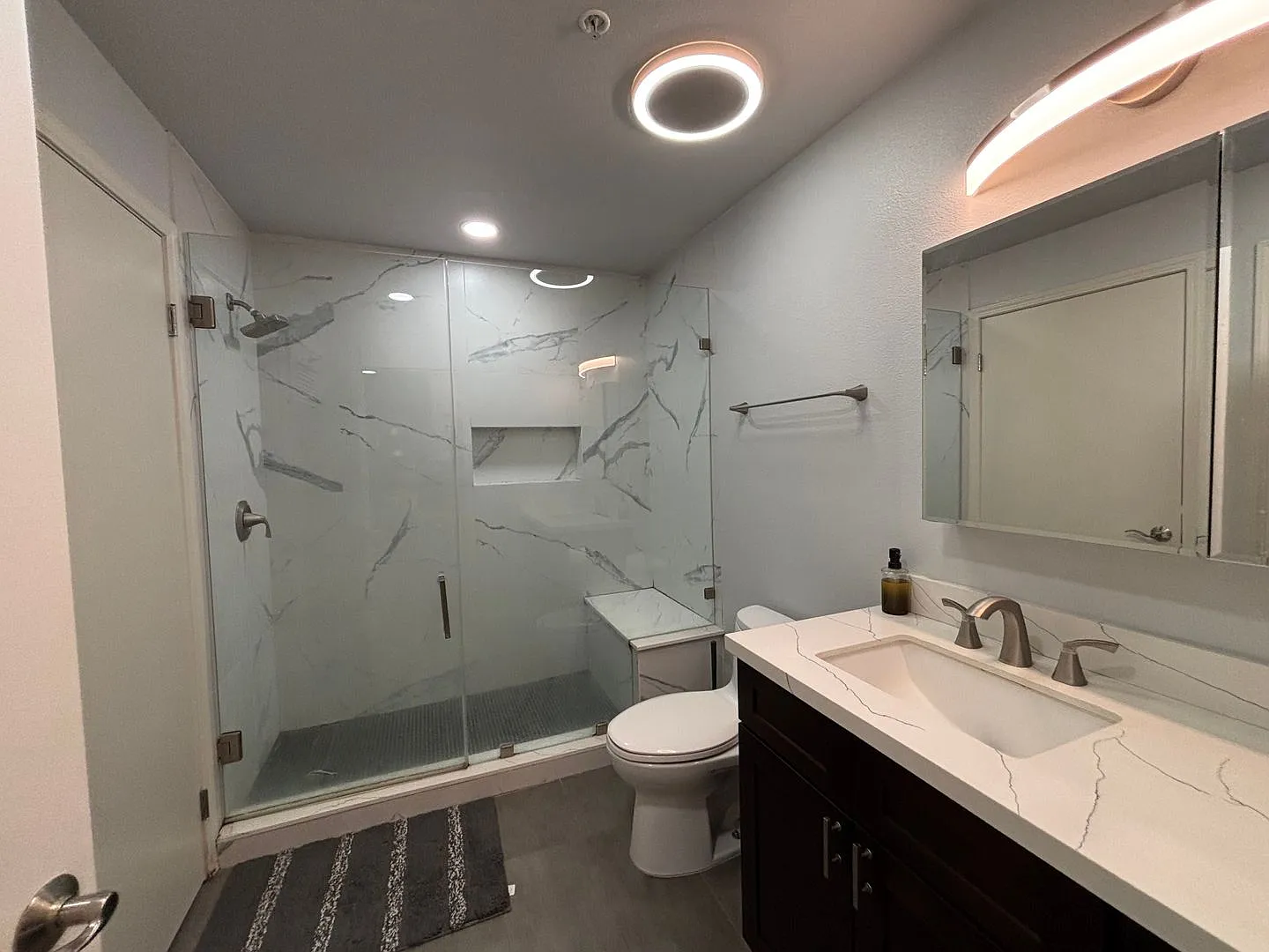Modern Downtown Condo with Balcony, Pool, and Reserved Parking — Photo 1