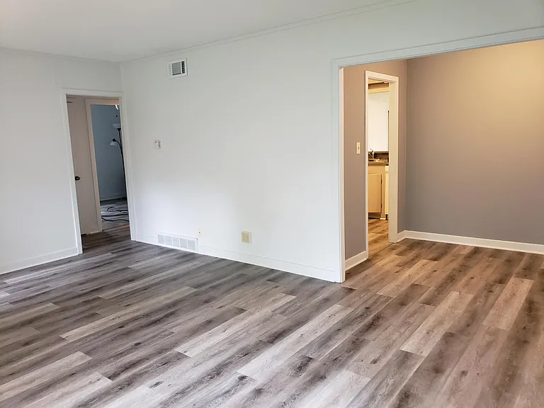 2905 S 44th St — Photo 6