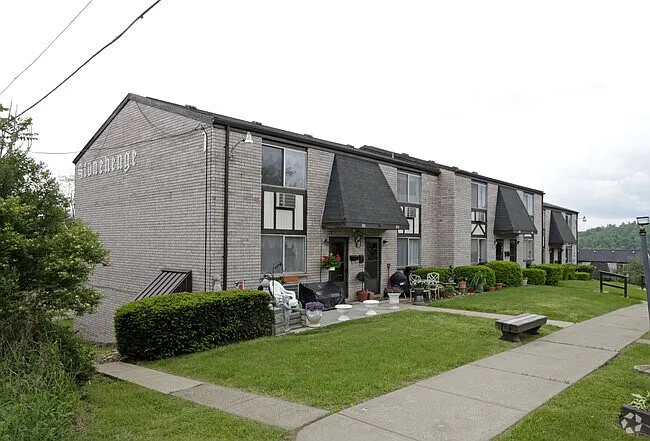 Stonehenge Apartments — Photo 1