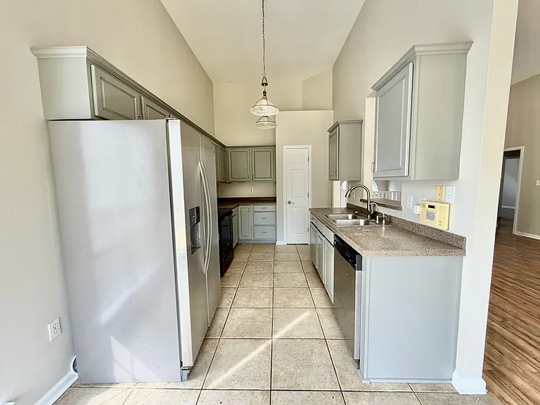 81 Lake Front Dr — Photo 7