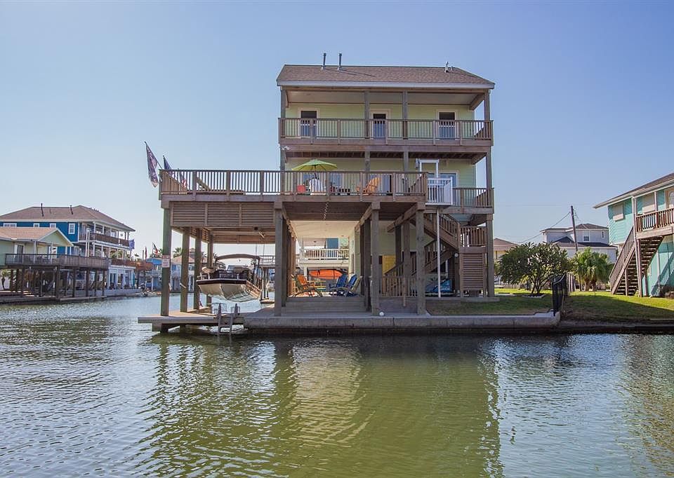 Gorgeous CANAL HOME in JAMAICA BEACH on a corner lot (culdesac street). Wide canals and easy direct access to the bay. Large ent