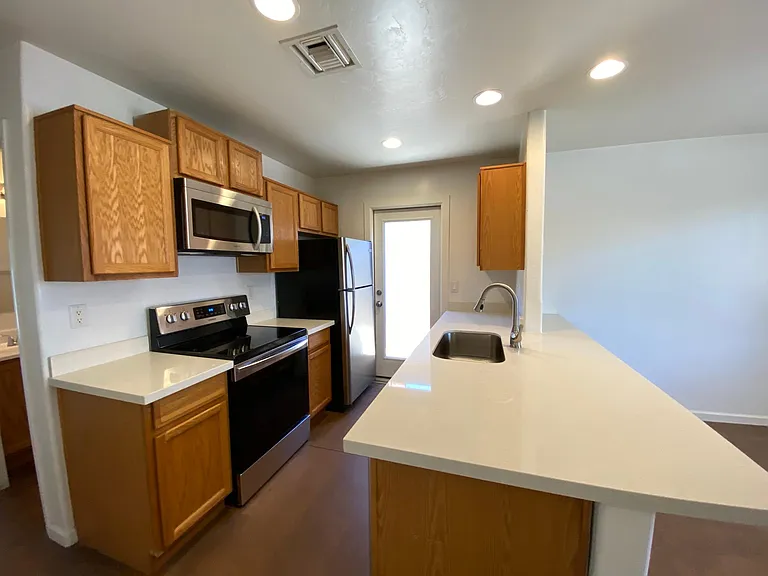 123 E Adams St — Photo 5