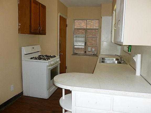 3rd image of 508 W Parkwood Dr