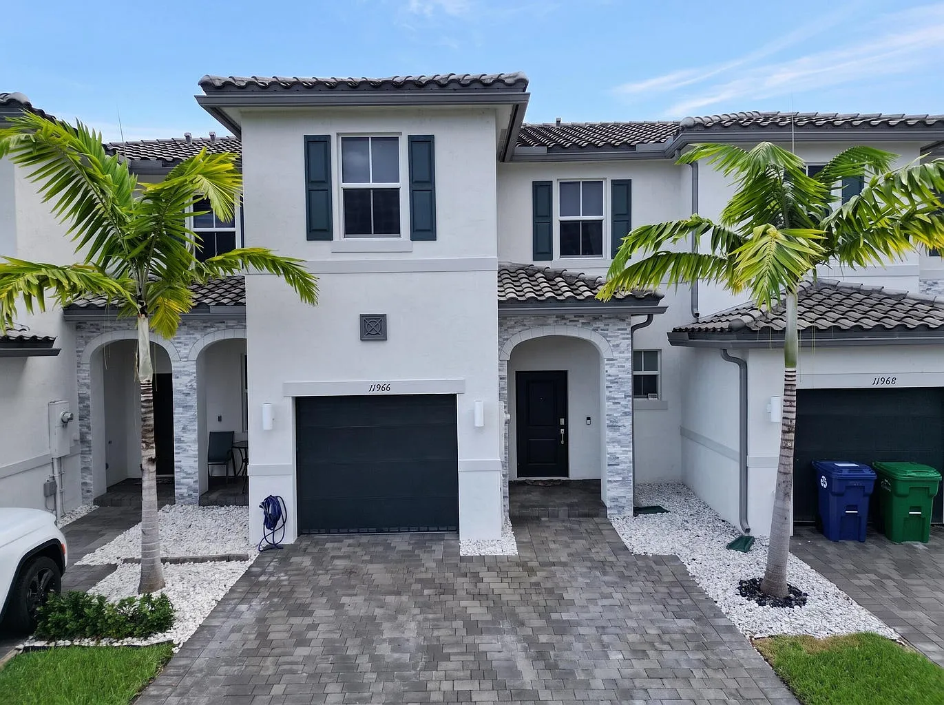 3 bed, 2.5 bath, 1602 sqft, $4,000 — Photo 2