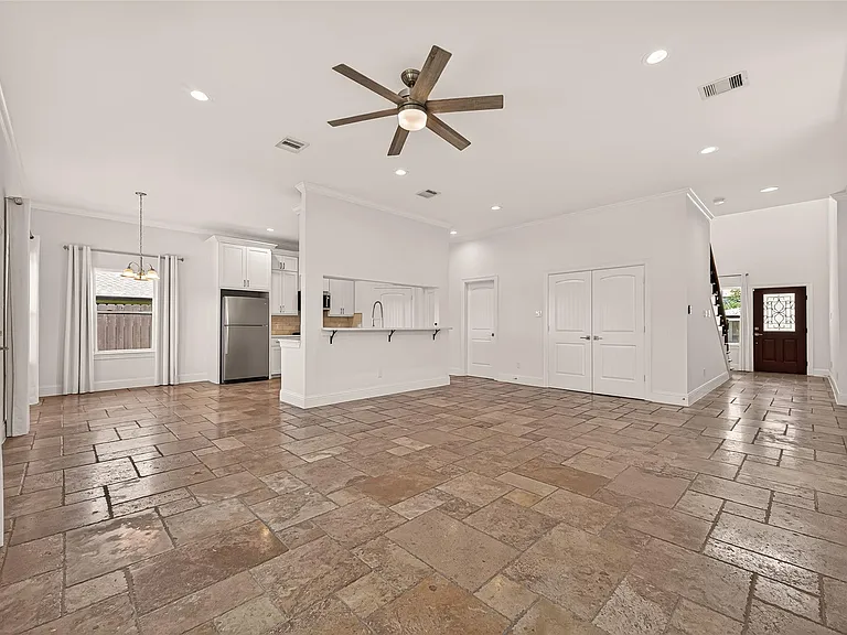 2211 Silverbonnet St — Photo 9