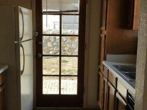 3rd image of 1613 Glenn James Pl #B