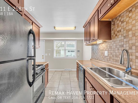 5th image of 711 E 258th St