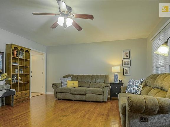 3rd image of 8914 Lowell Ave