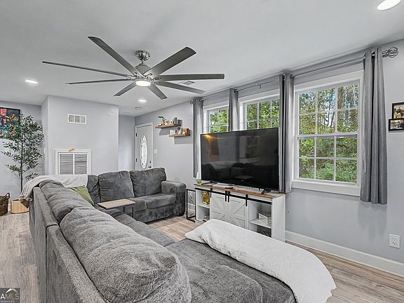4th image of 212 Chatham Villa Dr