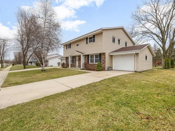 2419 Deerfield DRIVE, West Bend, WI 53090