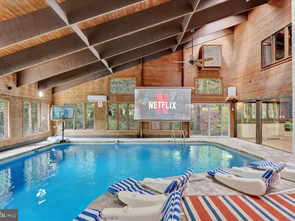 205 Falling View Ct, East Stroudsburg, PA 18302