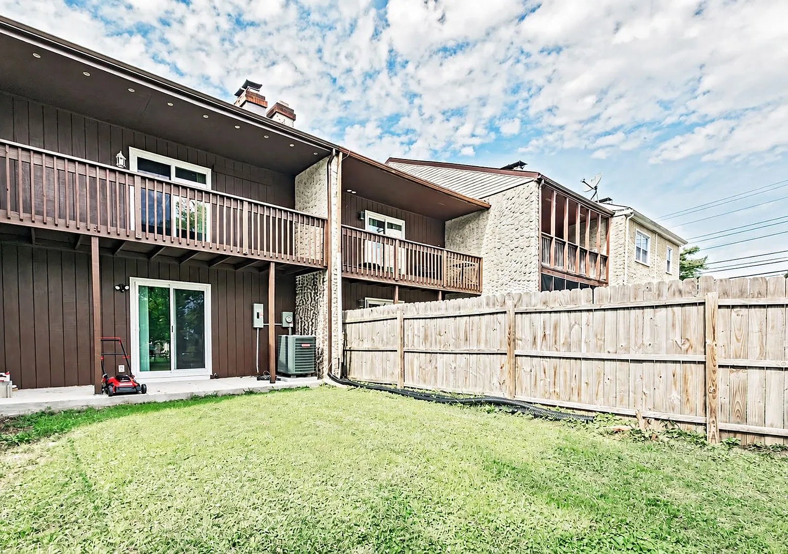 3 bedroom, 2.5 townhome in Christina Village — Photo 2